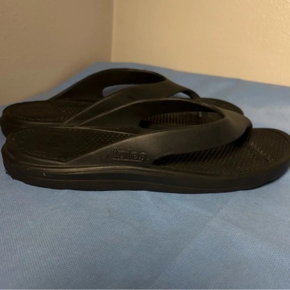 Toes Black Flip Flop Sandals